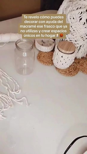 Decoración de frasco con macramé 🕯️🧶puedes reutilizar esos elementos que ya no usas y crear diseños hermosos para decorar tu hogar, oficina o ese espacio que quieres ponerle tu sello 🤩✨ #macrametutorial #macramedesdecero #aprendemacrame #macrameprincipiantes #tipsmacrame Créditos video meularboho_ | Tejiendo Arte
