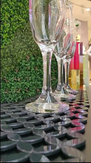 Cheers 🥂 por todos los logros alcanzados y todos los momentos inolvidables que nos regala la vida😍 Nuestro #CheersBar está pensado para convertir ese gran dia en la celebración más cool 🙌🏽 ¡Cotiza tu Evento! En IG @cheersbar.ec más info!