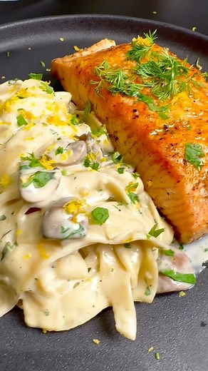 Hvad min kæreste spiser👱🏻‍♀️ | Episode 69 | Opskrift 👇🏻 skindstegt laksefilet med cremet pasta🤩🤯 Den pasta er så vanvittig rund i smagen! 🥹 Opskrift til 2 personer 35-40 min 2 laksefilet med skind (jeg købte 1, fordi den vejede 400gram) Salt og peber Olivenolie 100 gram smør 2 skalotteløg 2 fed hvidløg 400 gram brune champignon 2 dl. Tør hvidvin 1 bundt frisk estragon 3 dl. Fløde. 0,5 bundt bredbladet persille 75 gram spinat Dild(kan undlades) 2 økologiske citroner Lidt pastavand, hvis du