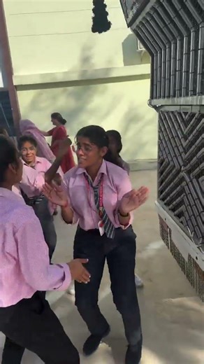 Music on, worries off… bachchon ka dhamakedaar dance 🎧