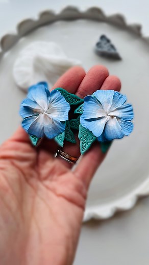 I wish I learnt this polymer clay trick earlier, it makes such beautiful petals!!!! Here the step-by-step: ➡️ Start making a skinny blend with half white and half another colour (I used a rich baby blue) ➡️ fold the skinny blend like an accordion pleat ➡️ reduce the cane a bit, and add a piece of white clay next to the whiter part of the skinny blend. ➡️ Keep reducing your cane ➡️ Once that it’s reduced, cut it in 2, and attach the 2 parts on the long side, in a new cane ➡️ Keep reducing the can