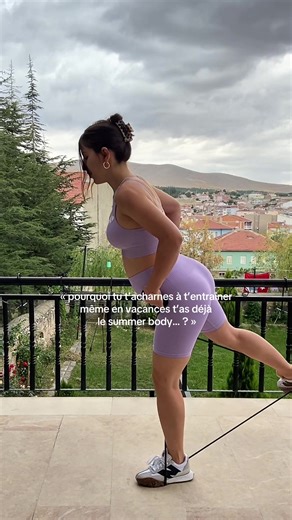 s’entraîner pour le summer body >> constance toute l’année Etant ambassadrice Basic-Fit depuis presque 1 an, c’est un message que j’essaie de vous partager le plus possible et tout au long de l’année. Alors, continuez à bouger votre corps continuellement et avec constance, même en été, même en vacances même en hiver. Ça fera du bien à votre mental à votre corps et à votre santé 🧘🏽‍♀️ et pour les personnes qui ne savent pas quoi faire en vacances, sur l’application Basic-Fit, il y a des entraîn