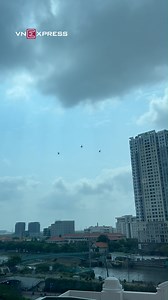 3.1M views · 37K reactions | Tiêm kích Su-30 biểu diễn trên bầu trời TP HCM sáng nay Lộn vòng, thoắt ẩn thoắt hiện, ngầu đét luôn  #VnExpress | VnExpress.net | Facebook