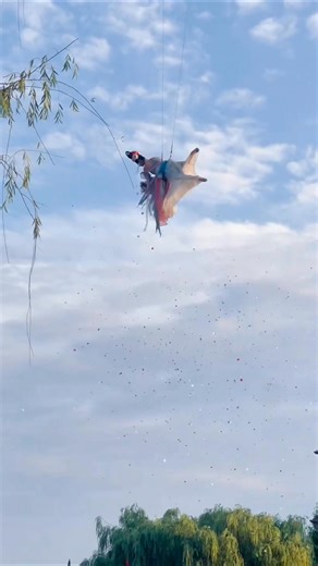 The "Fairy Scattering Flowers" spectacle is incredibly beautiful, and you must come and see it when you visit Henan.#Luoyang #HenanTravel | Discover Henan