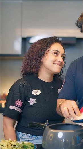 Srini Learns Sambar… Pray for Us 😭🍲 #shorts #pearlemaaney #srinisharavind #cookingvlog