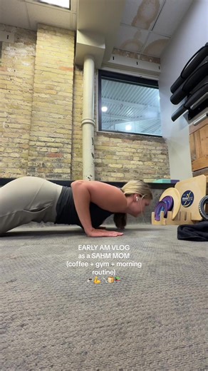 Surprise appearance from Jeffery the giraffe lol🦒 #sahmvlog #sahmmorningroutine #momlife