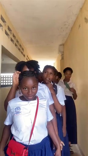 Enfin un vrai challenge qui mérite d’être viral ! Des jeunes filles passent une à une, non pas pour exh!ber leur c0rps, mais pour afficher leur moyenne scolaire et leur passage en terminale. | La Nouvelle