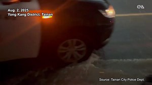 The southern city of Tainan was hit by heavy rain early Saturday, with more than one-third of its districts recording hourly rainfall above 40 millimeters. Yong Kang District, the city’s most populous area, saw the heaviest downpour, recording 103.5 millimeters between 5 a.m. and 6 a.m. The intense rain caused flooding in several areas, leading to the closure of key underpasses in the city. Police were also dispatched to block off severely flooded streets and restrict vehicle access. #rainydays 