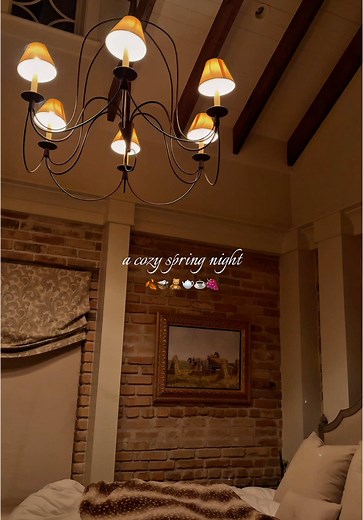 Cozy Spring Night: 2000s Nostalgia & Fall Vibes