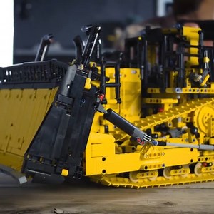 5.3K views · 157 reactions | Den är stor. Den är mäktig. Den är gul! Vi kan knappt bärga oss till den 1 oktober när vi får välkomna den ikoniska Cat® D11 Bulldozer till LEGO Technic kollektionen! | LEGO | Facebook