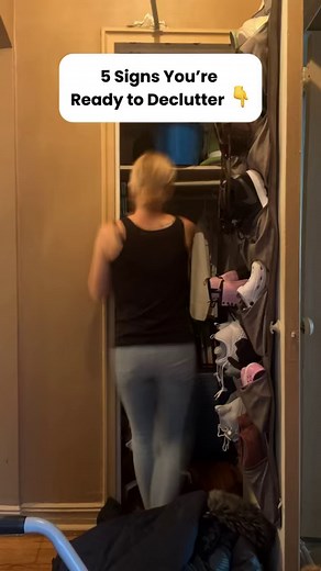 This is Your SIGN it’s Time to Declutter! ✅Surface clutter = visual clutter and visual clutter causes us overwhelm, stress, and anxiety. ✅Surfaces are magnetic for clutter. You put down one piece of mail, next thing you know there are 10 more on top of it. Paper clutter is one of the hardest things to get rid of, b/c the process is very slow moving so we want to avoid it at all costs. ✅ If you want to finally say goodbye to clutter once and for all in 2024, accountability & support is your road 