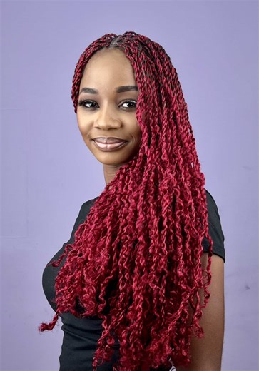 Rouge intense, confiance assumée ✨💜 Des twists bouclés avec la mèche Vibration #900 qui captent la lumière et subliment chaque mouvement✨ Vibration existe en plusieurs couleurs... #Twist #darlingcongo #vibration #fyp