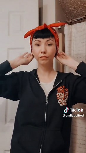 How to Create a Rosie the Riveter Bandana Look