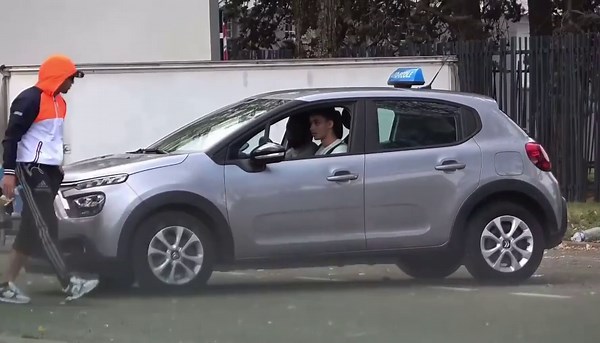 PERE BOURRASSE on Instagram: "Je piège un élève d’une auto-école Avec la complicité de @mlemoniteur 🤣🤣🤣 Vidéo disponible sur ma chaîne YouTube lien dans ma bio ⬆️⬆️#prank #autoecole #cameracachee"