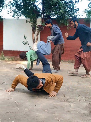 Hey guys 🤣👋 Wait… Look Behind You!😅💥💃رُکو… ذرا پیچھے تو دیکھو #viral #fyp #trending #hellonabeel #foryou