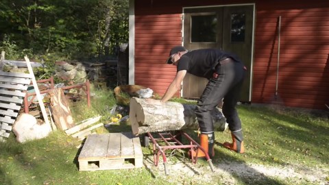 This is what a real chair looks like - hand-carved log throne build