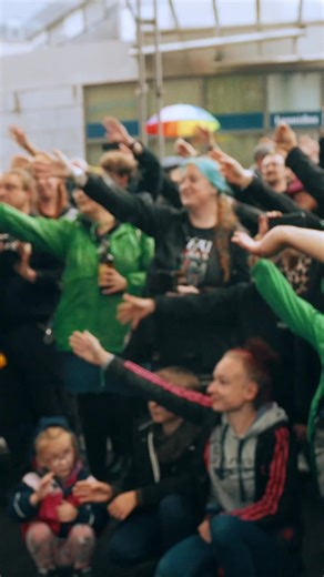 "Unsere kleine Tour durch die Straßen Deutschlands war bis jetzt eins der verrücktesten und tollsten Erlebnisse in diesem Jahr 🥰 Wir haben uns wieder daran erinnert, wie unser Anfang als Band war und uns gleichzeitig auf unsere kommende „Taugenichts“-Tour eingestimmt 😍🥳 Dass so viele von euch spontan dabei waren, hat das Ganze perfekt gemacht 🫶🏼 Hier kommt Teil 1 der Erinnerung für euch! Was war euer Lieblingsmoment? Das komplette Video findet ihr auf unserem Youtube Kanal! 🎥 @wirsindmotif