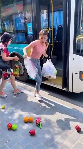 My bus has arrived. Come on, I'll hop on quickly. Oh no, what is it? All my belongings