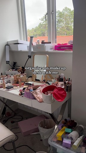 Organising my makeup desk 🫶🏼💖 #makeupdesk #makeuporganization #makeuporganizer