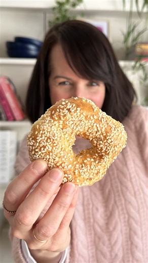 BAGELS AU AIR FRYER Je fais cette recette en boucle depuis que je l’ai découverte! 🥯 Elle est tellement simple et rapide, et le résultat est foooouuuu. (Et honnêtement, on se sent tellement hot quand on fait nos bagels maison!!! 🔥) Vous devez absolument l’essayer. Taguez-moi, je veux voir vos créations! ✨ Le lien vers la recette est dans les commentaires! Geneviève xx | Geneviève O'Gleman