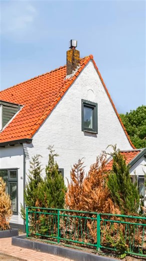 Estate Makelaar on Instagram: "📍 Dijkje 161 Ridderkerk 🏡 Vraagprijs: € 575.000,- k.k. Landelijk wonen met de stad om de hoek? Dat kan aan het Dijkje 161 in Ridderkerk! 🌿🏙 Deze vrijstaande dijkwoning ligt op een riant perceel van 335m² met maar liefst twee zijtuinen en een singel achter het huis. De woning geeft de rust en het gevoel van een dorp, terwijl de stad niet ver weg is. 🌳 Op loopafstand vind je winkelcentrum De Werf en diverse scholen. Ook de tram- en bushalte liggen om de hoek. 🚊
