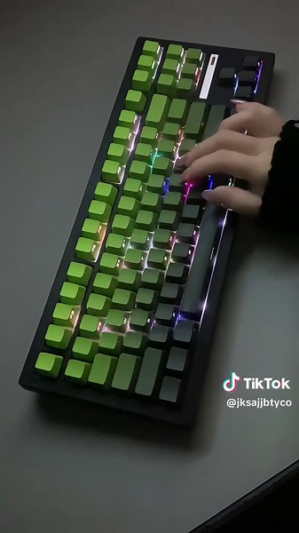 Green gradient keys,so cool!💚☠️😎🎮#keyboard #foryoulage #fyp #viral #trending #explore #typ #foryou #customkeyboard #cool #mechanicalkeyboard #game #fypシ #zornher #zh870 #tiktokmademebuyit