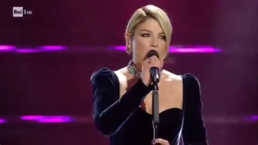 #Sanremo2022 - Girone Unico - 6° posto - Emma Marrone - "Ogni volta è così" Siamo alla canzone sesta classificata al Festival di Sanremo 2022, ed eccoci ad Emma Marrone, che torna in gara a 10 anni dalla sua vittoria con "Non è l'inferno", e questa volta porta "Ogni volta è così". È proprio Emma a spiegare il brano: "Il testo parte in maniera diritta. Mi rivolgo a un lui: lo vedi come sei? Arrenditi. In generale, dobbiamo accettare di essere indietro in Italia perché viviamo ancora in un Paese p