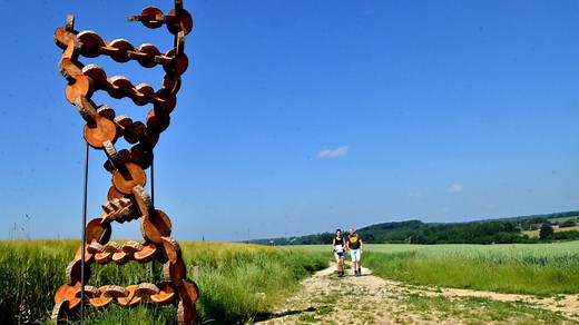 La balade du “Sentier d’Art” en Condroz-Famenne : une randonnée insolite et unique en Wallonie - RTBF Actus