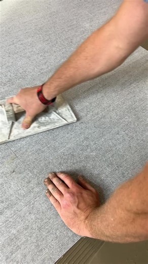 Schlüter-Systems France on Instagram: "🔇Schlüter®-DITRA-SOUND est la solution pour une isolation acoustique sous carrelage en pose collée. Cette option technique est idéale en rénovation pour recouvrir un ancien sol sans avoir à le déposer tout en améliorant l’acoustique des locaux. 👉3,5 mm d’épaisseur 👉Pose au mortier colle C2 👉Application sur plancher chauffant et revêtements existants Solution préconisée en douche à l’italienne Le gain correspond à une réduction de plus de 50% des bruits 