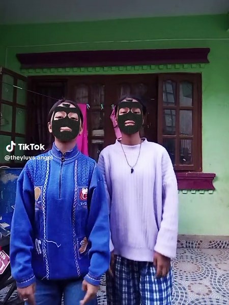 Discover Sayora's Unique Style!