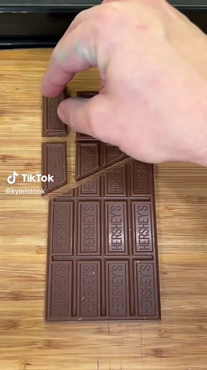 Endless chocolate glitch #satisfying #lifehack #loop #wow | chocolate glitch