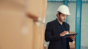 Factory Manager Using Tablet Computer Warehouse 库存影片视频（100% 免版税）1062098953 | Shutterstock