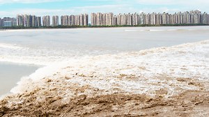 Live: 2024 Qiantang River tidal bore view in E China – A spectacular experience of the tides