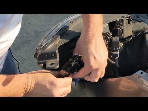 How to fix the Kia Soul Intermittent Headlight problem (Bad Melted Bulb connector)