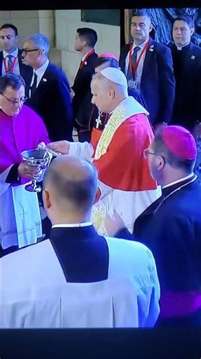 Papa Venera Crucifijo y Esparce Agua Bendita - Catedral de Santa María de la Almudena (comparte)