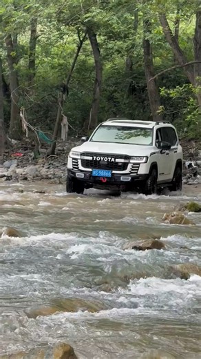 💎https://v.kuaishou.com/n5nF6TtN Land Cruiser escapes river, reliable and dependable, the👾