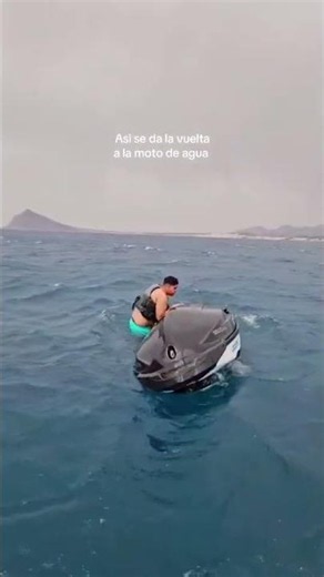 Práctica real: cómo desvolcar una moto de agua