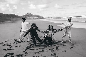 „Hey Monika, sag leise Baba“: Bilderbuch verabschieden sich im neuen Video von Fuerteventura - Musikexpress