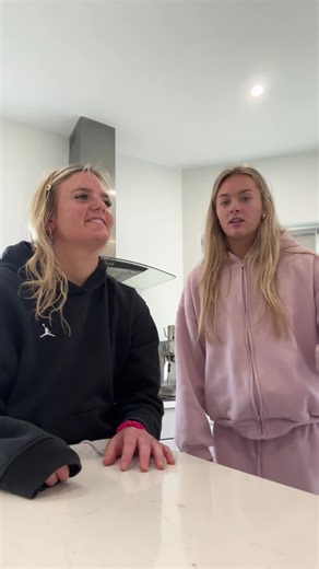 lucia.linn (@lucia.linn)’s videos with original sound - Ai talks⚡