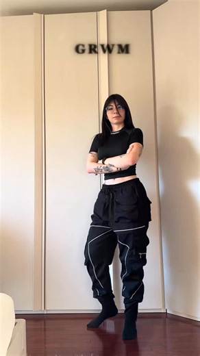 TechwearGiants on Instagram: "Rate the outfit!!! Techwear link in bio Cc @crystal.dvrk A refined blend of futuristic techwear style, urban utility fashion, and functional design built for movement and precision. This look channels the core of technical streetwear with waterproof fabrics, modular layers, tactical silhouettes, and performance-driven materials. Every detail reflects cyberpunk influence, all-black minimalism, and the engineered aesthetic that defines modern techwear outfits — adapti