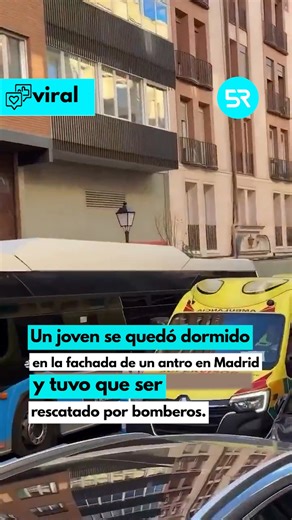 🎉||😴 Un joven fue localizado dormido en la fachada del antro Copérnico, en Madrid. Vecinos dieron aviso a emergencias y bomberos lograron bajarlo sin ningún riesgo. 🚒🧯 #Madrid #Copernico #Actualidad | Cinco Radio Comunicación Efectiva