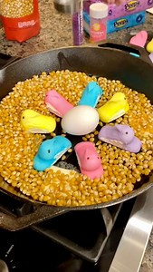 How did I not know about this popcorn trick?! 😲 Please be advised that this page’s videos are intended for entertainment purposes only. They include scripted dramas, satires, parodies, magic tricks, and other forms of entertainment. Names, characters and incidents are often the product of the director’s imagination, so any resemblance to actual persons or actual events is purely coincidental. (This original video was produced by Rick Lax Productions and Kyle & Mistie) | Home Hacks & Easy Snacks