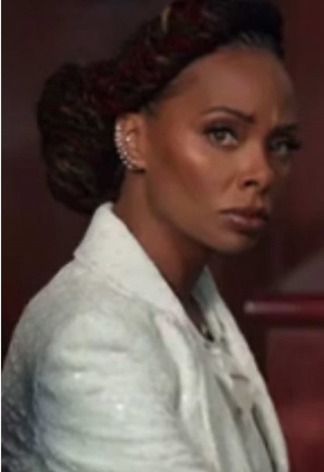 New Episode of All The Queen's Men – Court Looks!