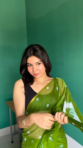 ude dil befikre😸 . . . . #saree #followｍe #like #viralreels #trendingaudio #viralvideos | Mdebjani