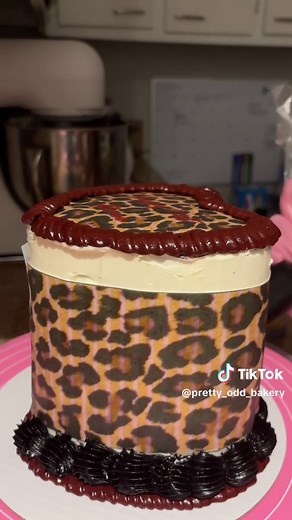 Creating a Stunning Cheetah Print Cake