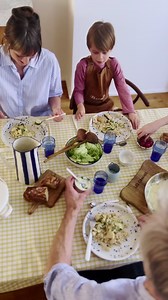 Testez le panier recettes facile & rapide qui vous simplifie la vie ! 🥕 24 recettes de saison, dont 9 bio et 6 Thermomix® 👨‍🌾 Ingrédients issus de producteurs à taille humaine 🇫🇷 90% de produits français Profitez de jusqu'à 90€ de remise en vous abonnant dès maintenant. | Les Commis