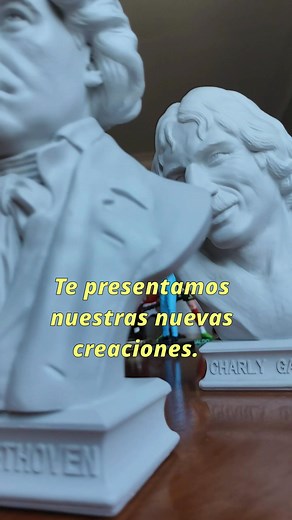 ✨ Te presentamos nuestras nuevas creaciones ✨ Una colección exclusiva de bustos realistas de 25 cm de alto, diseñados para destacar en cualquier espacio. Cada pieza está elaborada en resina de alta calidad 🏅 y terminada a mano con acabados minuciosos que resaltan cada textura, rasgo facial y expresión 🔍. Estos bustos son ideales para coleccionistas, amantes del arte, la música y el pensamiento 🎨🎶📚. Son piezas que no solo decoran, sino que transmiten personalidad, historia e inspiración. Dis