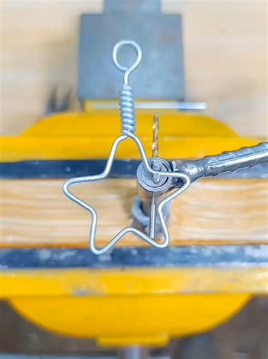 He is very good at making key chains in various shapes #Creativecraft #ideas #keychain #homemade #metalwork