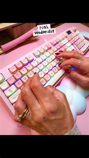 Soft taps for a pink Wednesday! 💕 After yesterday’s clicks, I needed a soft tippy tap day today on my current favorite @Aula S98 pro. This keeb is just soooo satisfying! 🎀 I hope you enjoy your pink Wednesday! 🩷 #pinkwednesday #keebtok #asmr #keyboardasmr #typingasmr