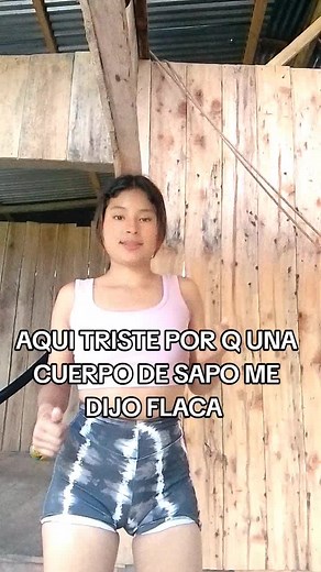 Cuerpo de Sapo y La Culona en la Piscina